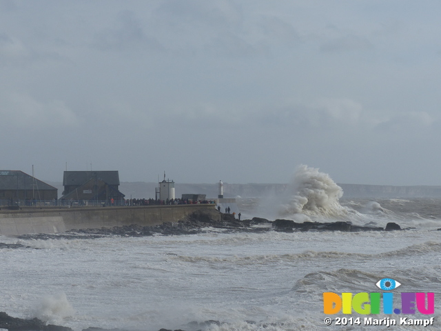 LZ01238 Big wave at Porthcawl lighthouse